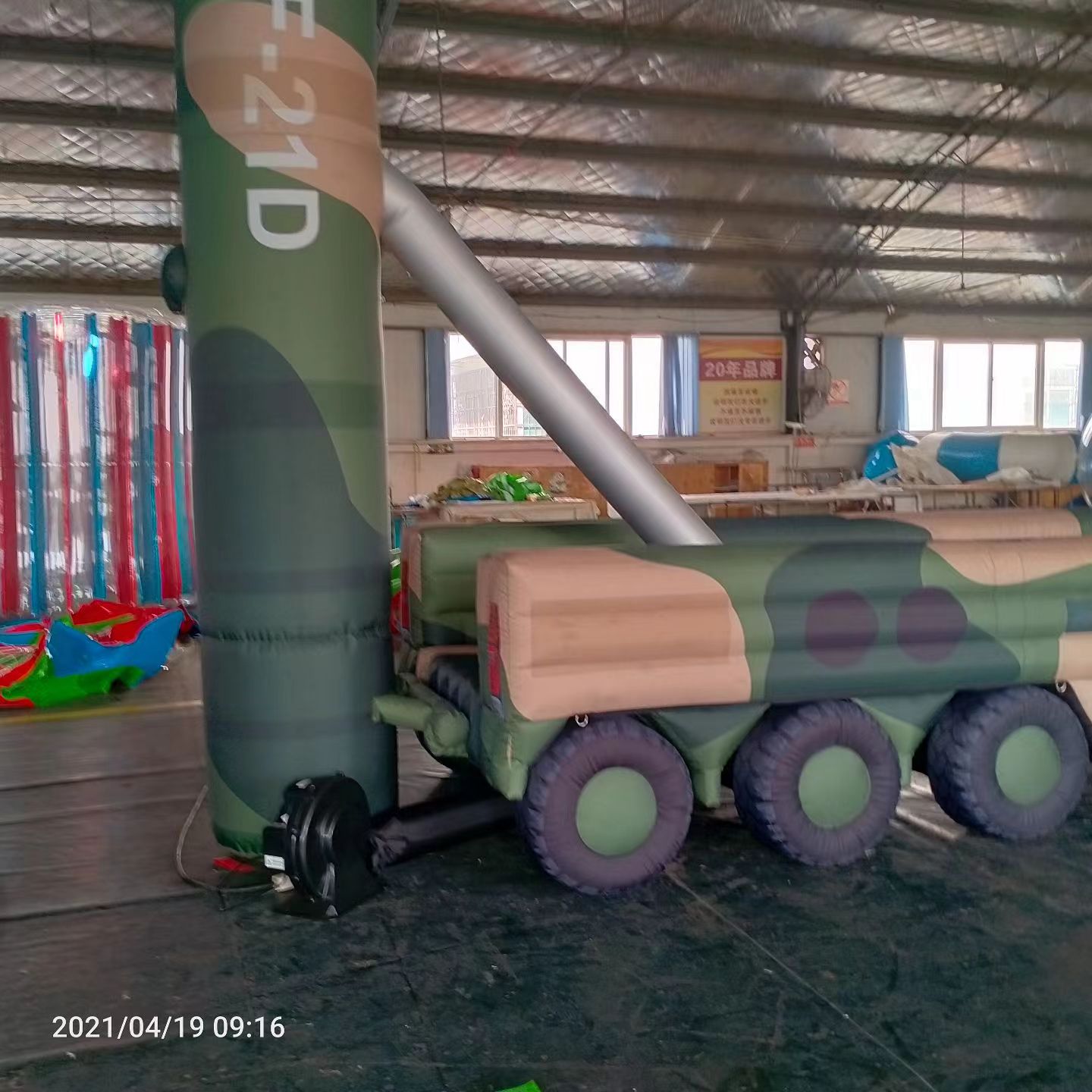伊通军事演习中的充气目标车辆：模拟发射车雷达车坦克飞机